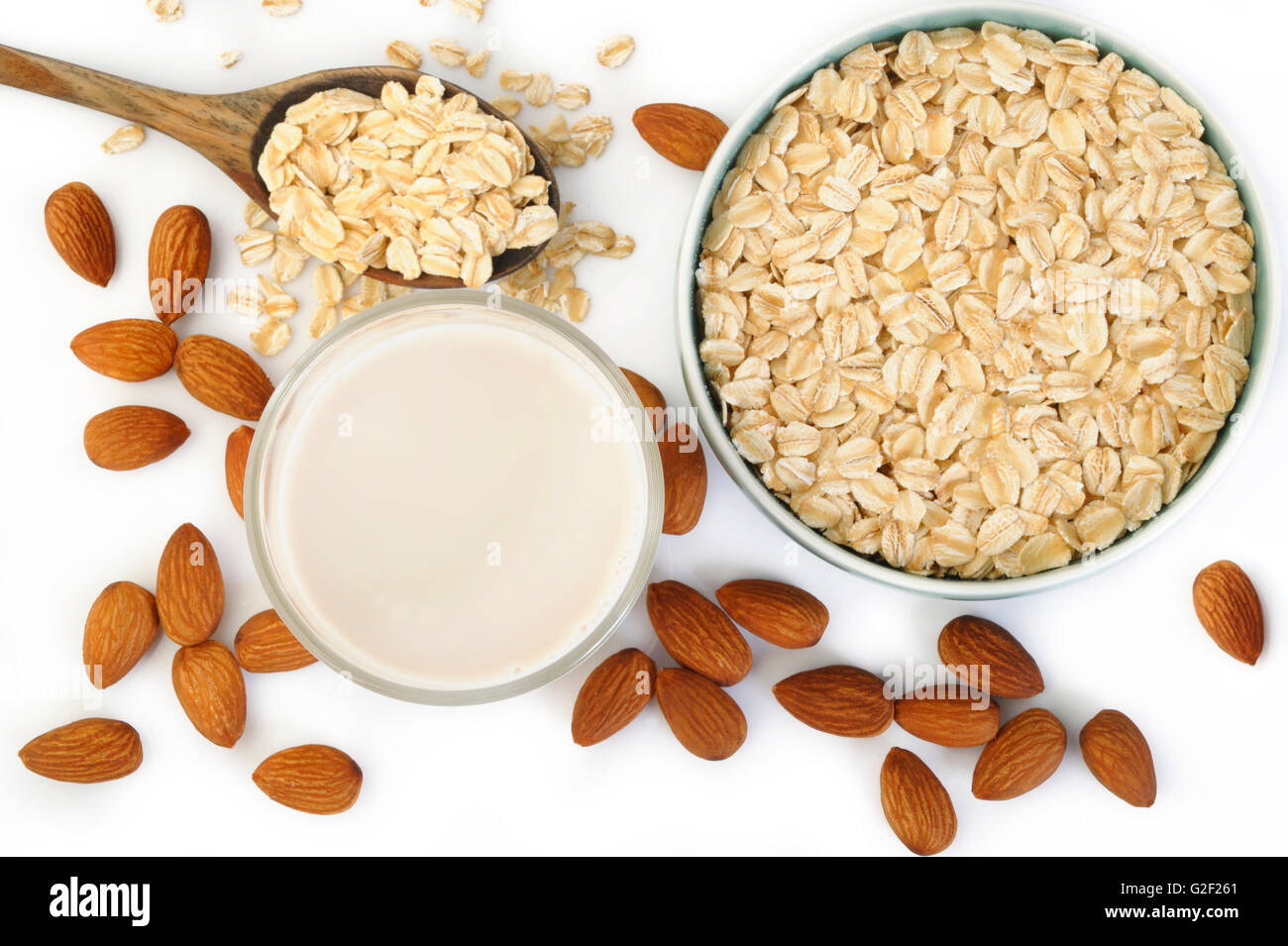 Mandelmilch aus Glas mit Hafer Stockfoto
