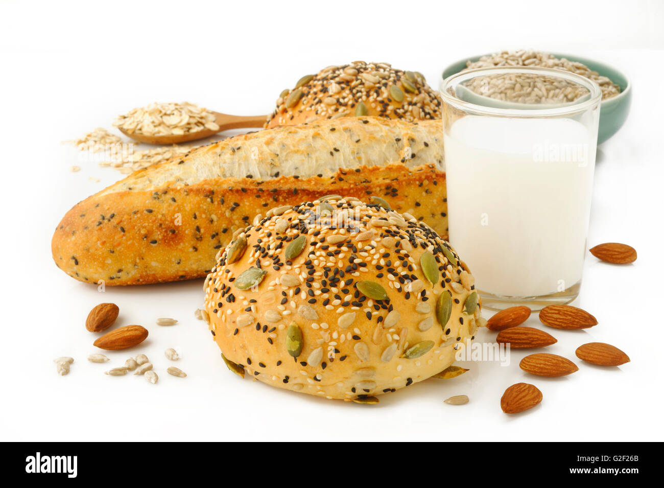 Korn-Brot mit Milch auf weißem Hintergrund Stockfoto