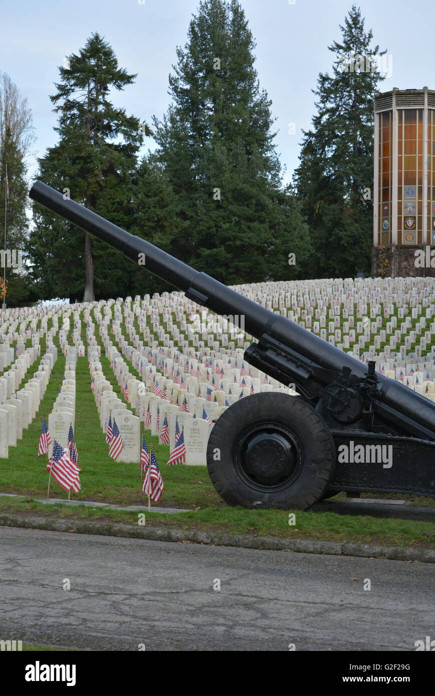 Eine Kanone sitzt auf dem Rand der Veteran Friedhof im immergrünen Washelli in Seattle, Washington Stockfoto
