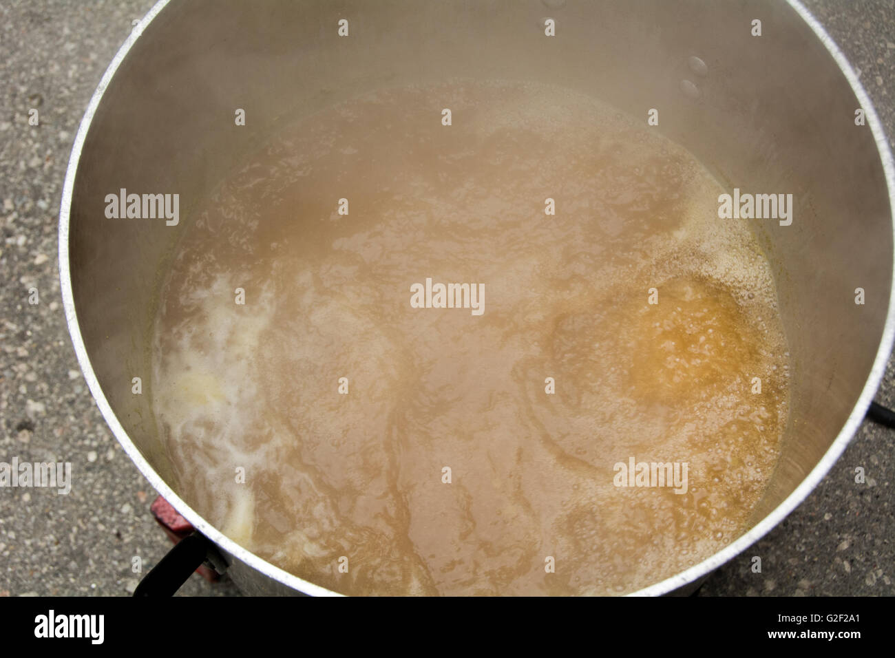 Kochen der Bierwürze zu Hause in einem 8 Gallone Topf im Freien. Erschossen von oben mittlere Closeup. Stockfoto