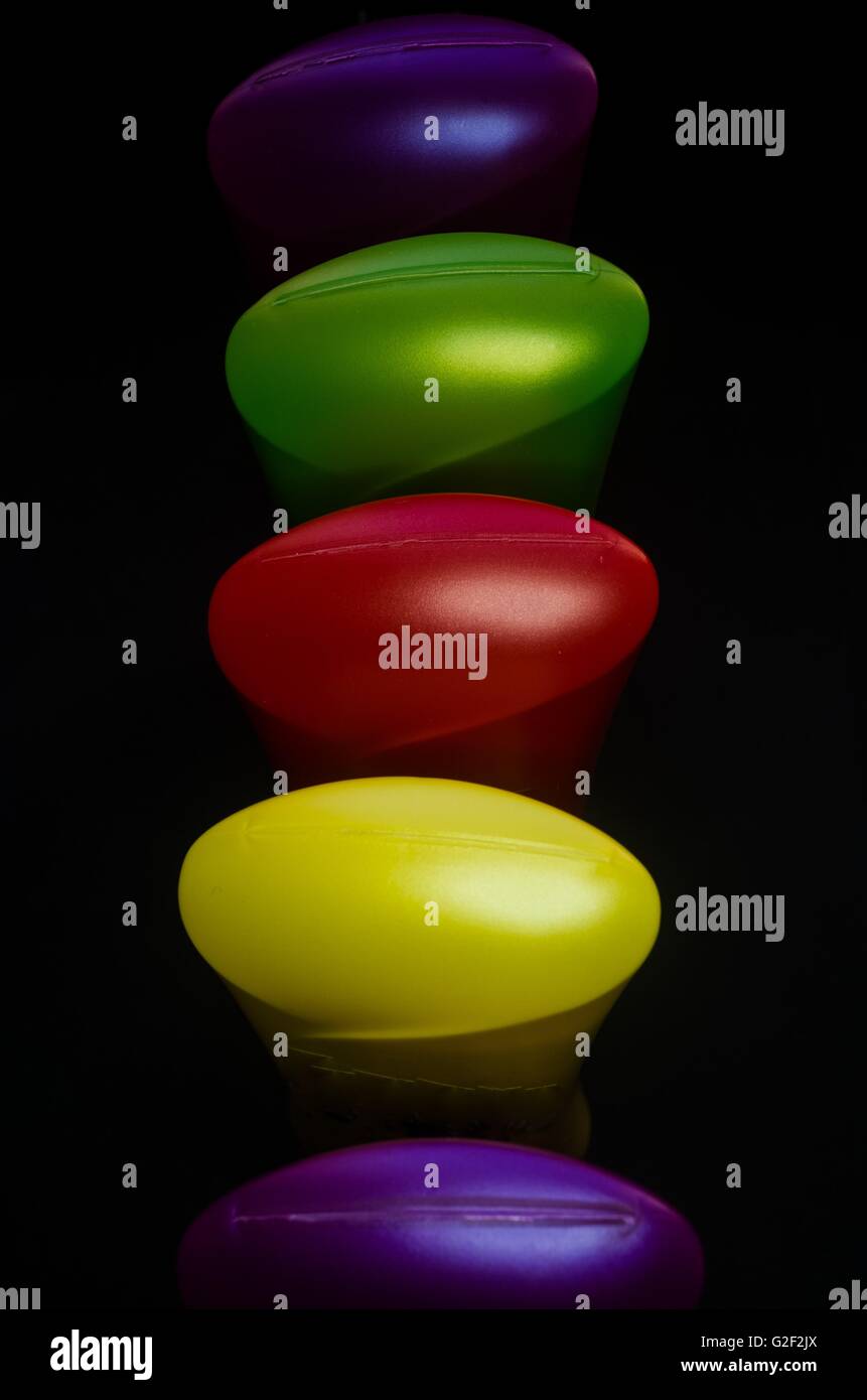 farbigen Hintergrund mit Kunststoff-Flaschen Stockfoto