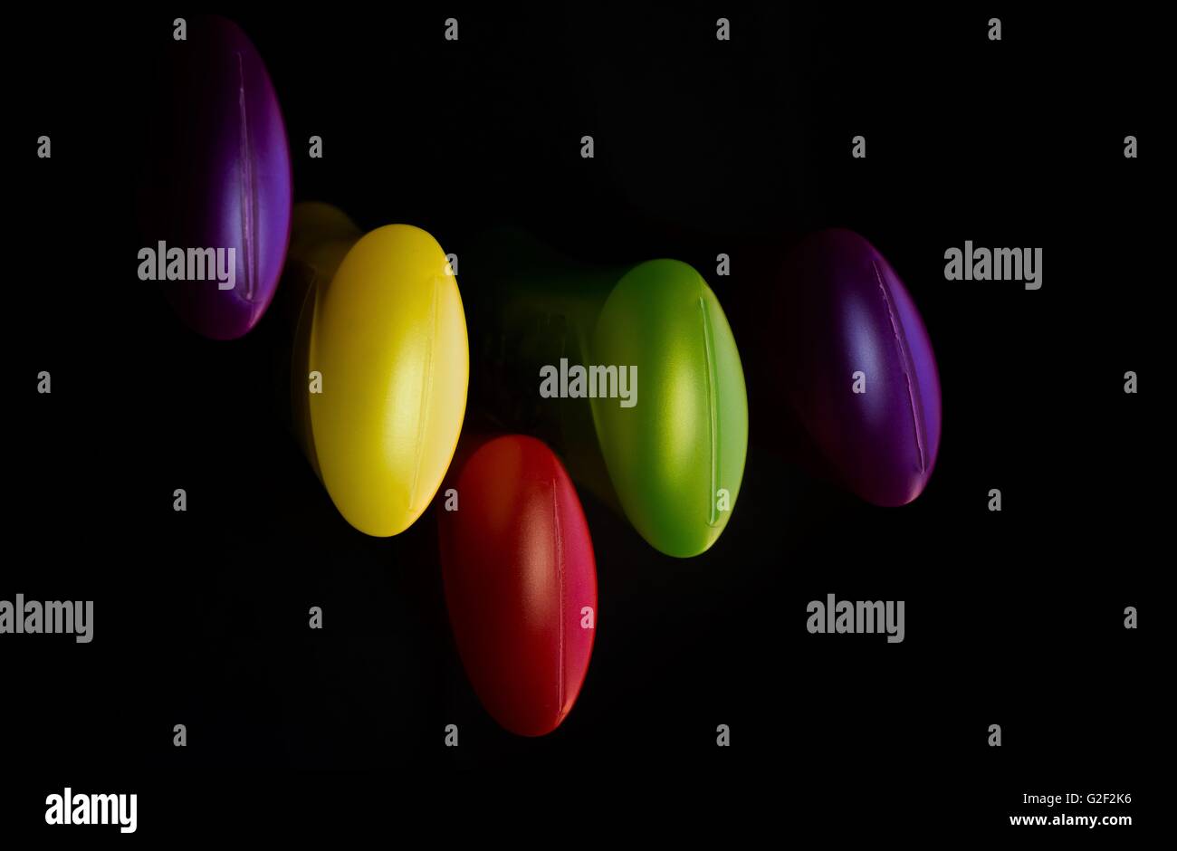 farbigen Hintergrund mit Kunststoff-Flaschen Stockfoto