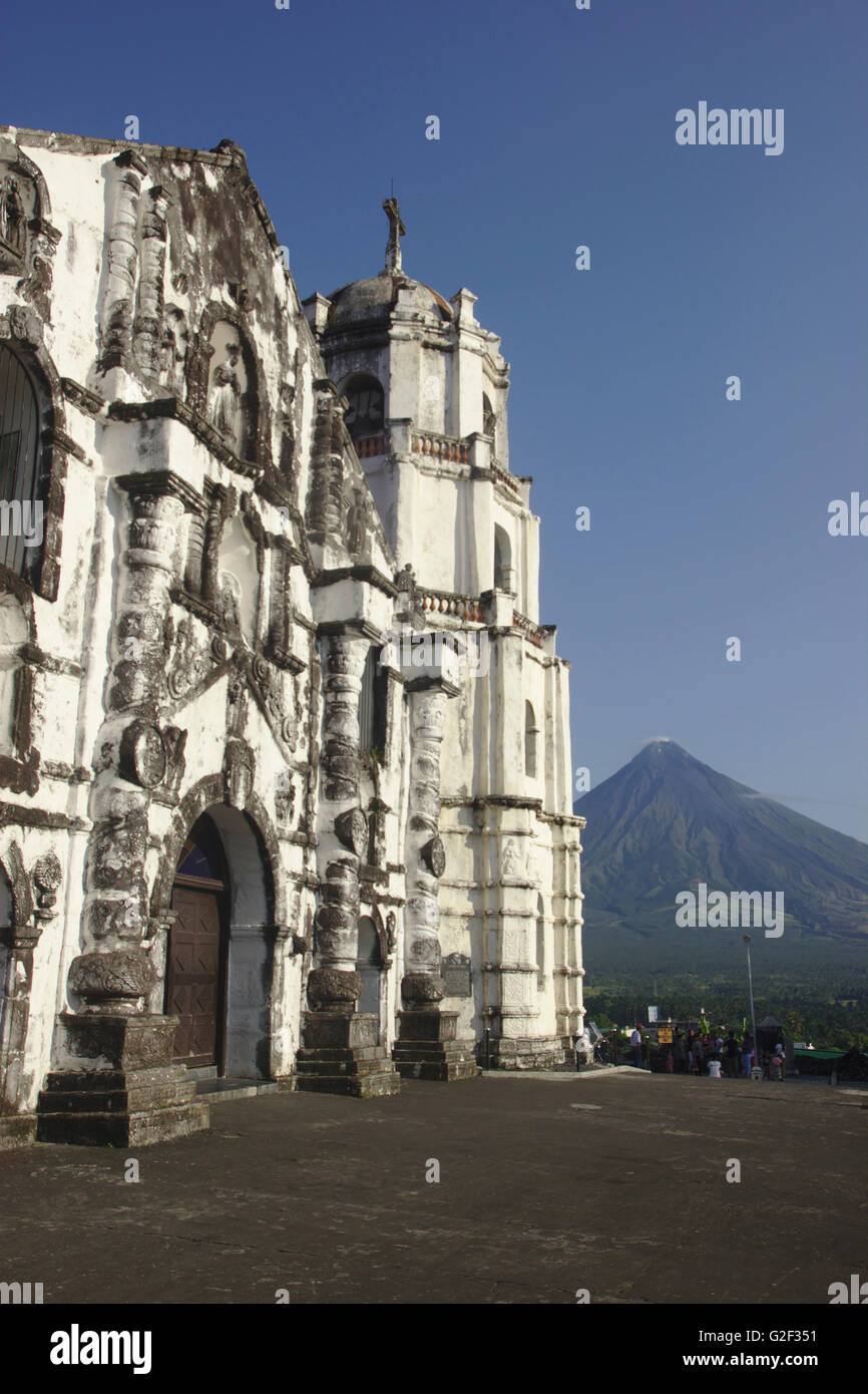 Daraga Kirche und Mount Mayon, Bicol, Philippinen Stockfoto