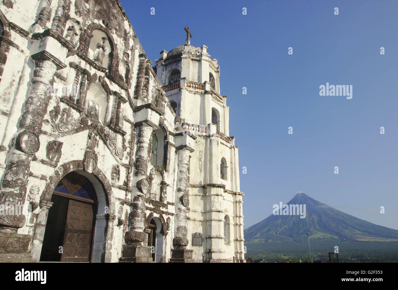 Daraga Kirche und Mount Mayon, Bicol, Philippinen Stockfoto