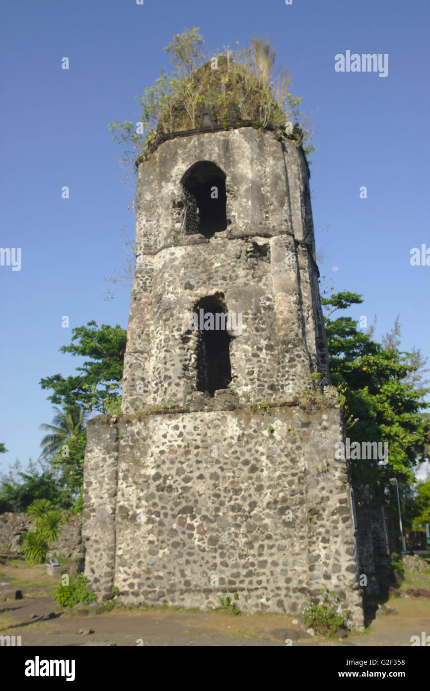 Bell Tower Cagsawa Kirchenruine in der Nähe von Legazpi, Provinz Albay auf Bicol, Luzon, Philippinen Stockfoto