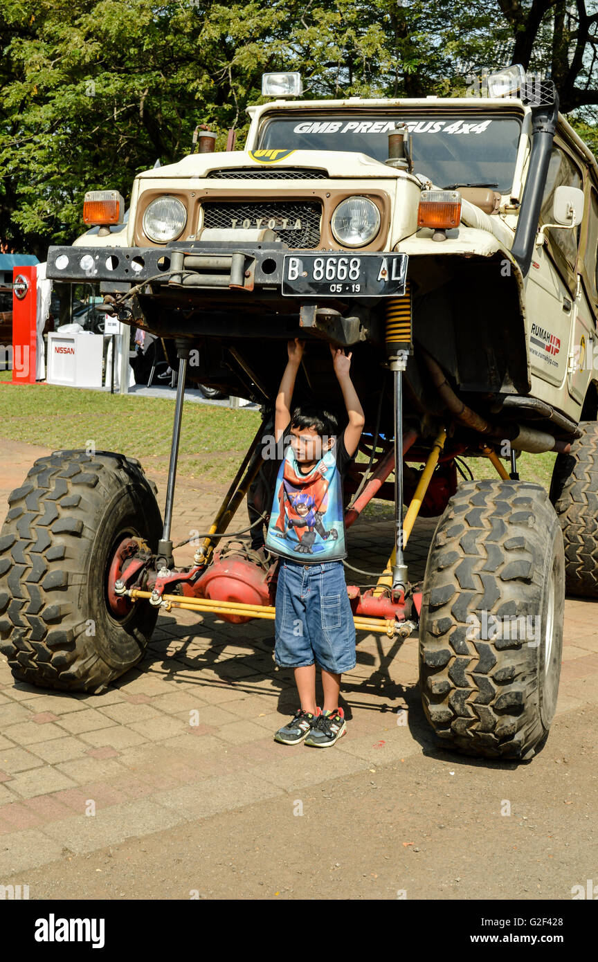Kind vor extremen Jeep bei automotive Event Tumplek Blek 2016, Jakarta, Indonesien Stockfoto