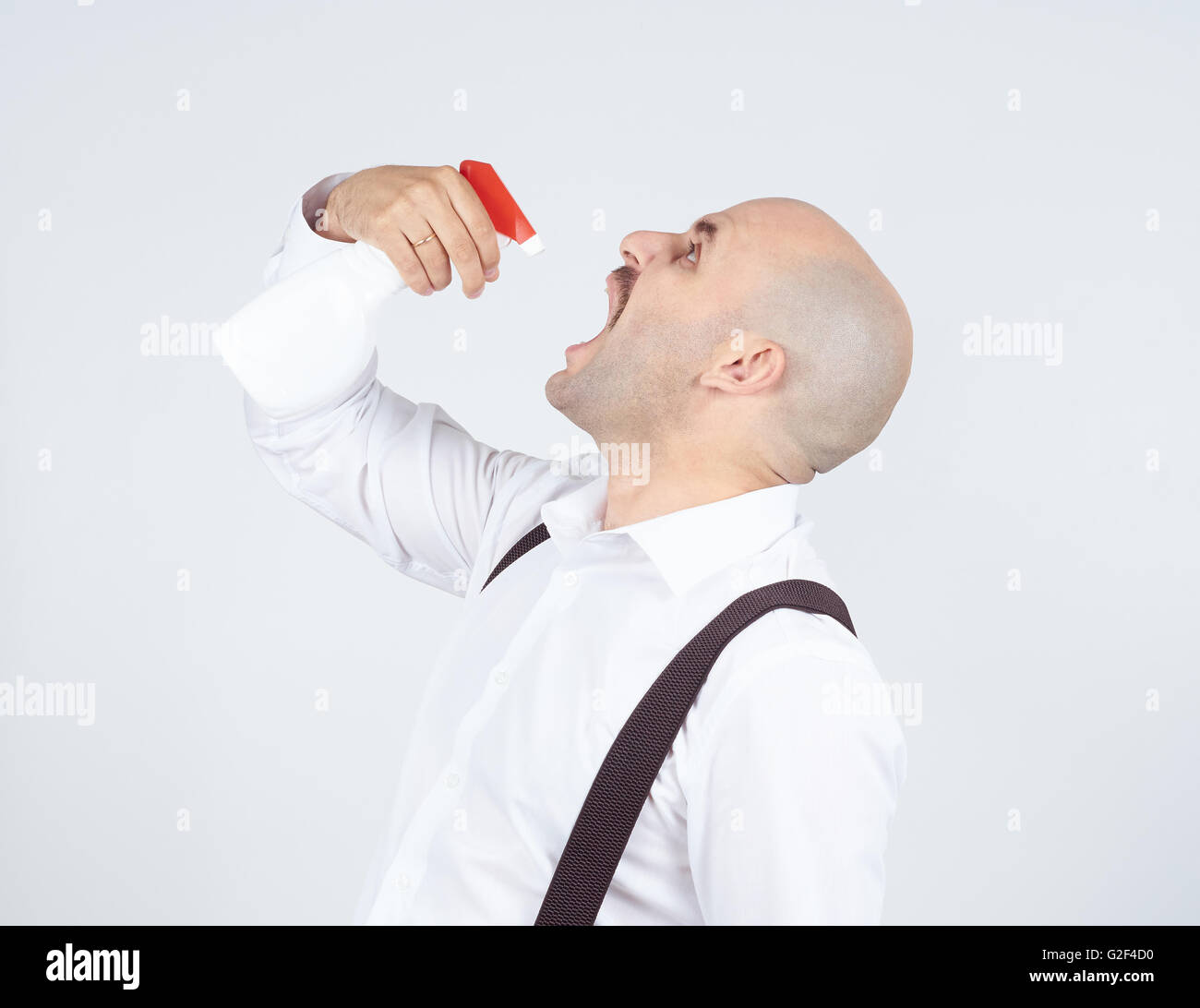 Mann mit Atem-Spüler. Spritze auslösen. Stockfoto