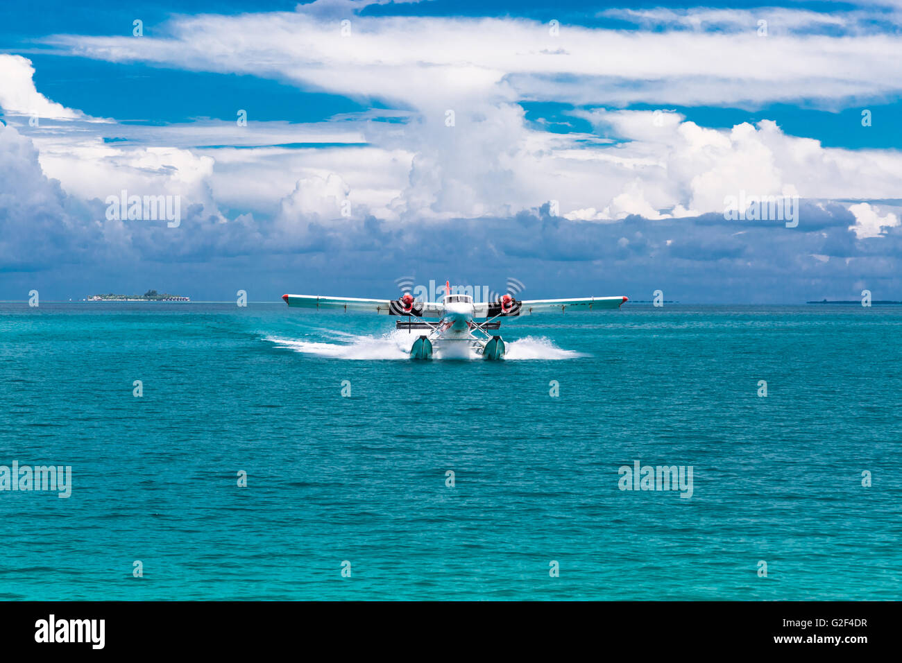 Twin Otter roten und weißen Wasserflugzeug landet auf dem Malediven Stockfoto