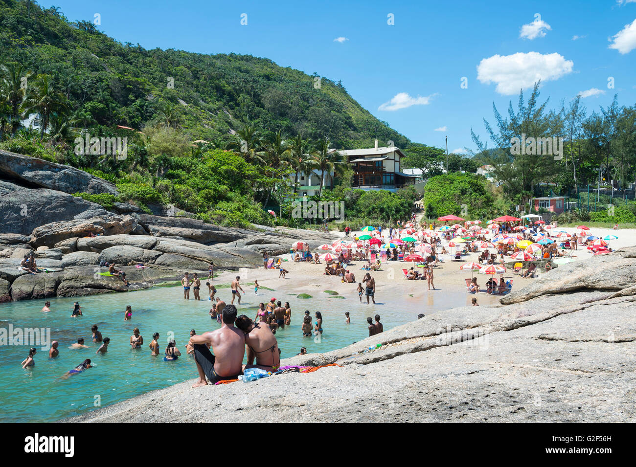 RIO DE JANEIRO - 31. Oktober 2015: Beachgoers nutzen ein sonniges Wochenende in Itacoatiara Beach, ein Stadtteil in Niteroi. Stockfoto