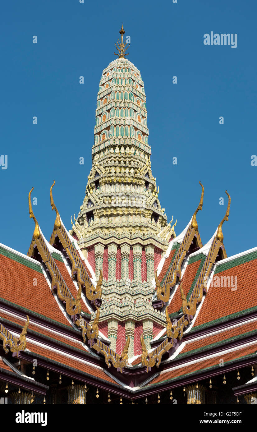 Reich geschnitzt Prang von königliches Pantheon Tempel des Smaragd-Buddha, Grand Palace, Bangkok, Thailand Stockfoto