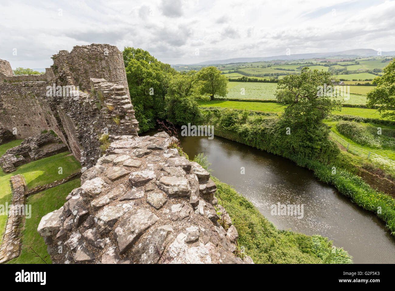 White Castle Graben und die umliegende Landschaft von Wänden der Kernburg, LLantilio Crossenny, Monmouthshire, Wales, UK Stockfoto