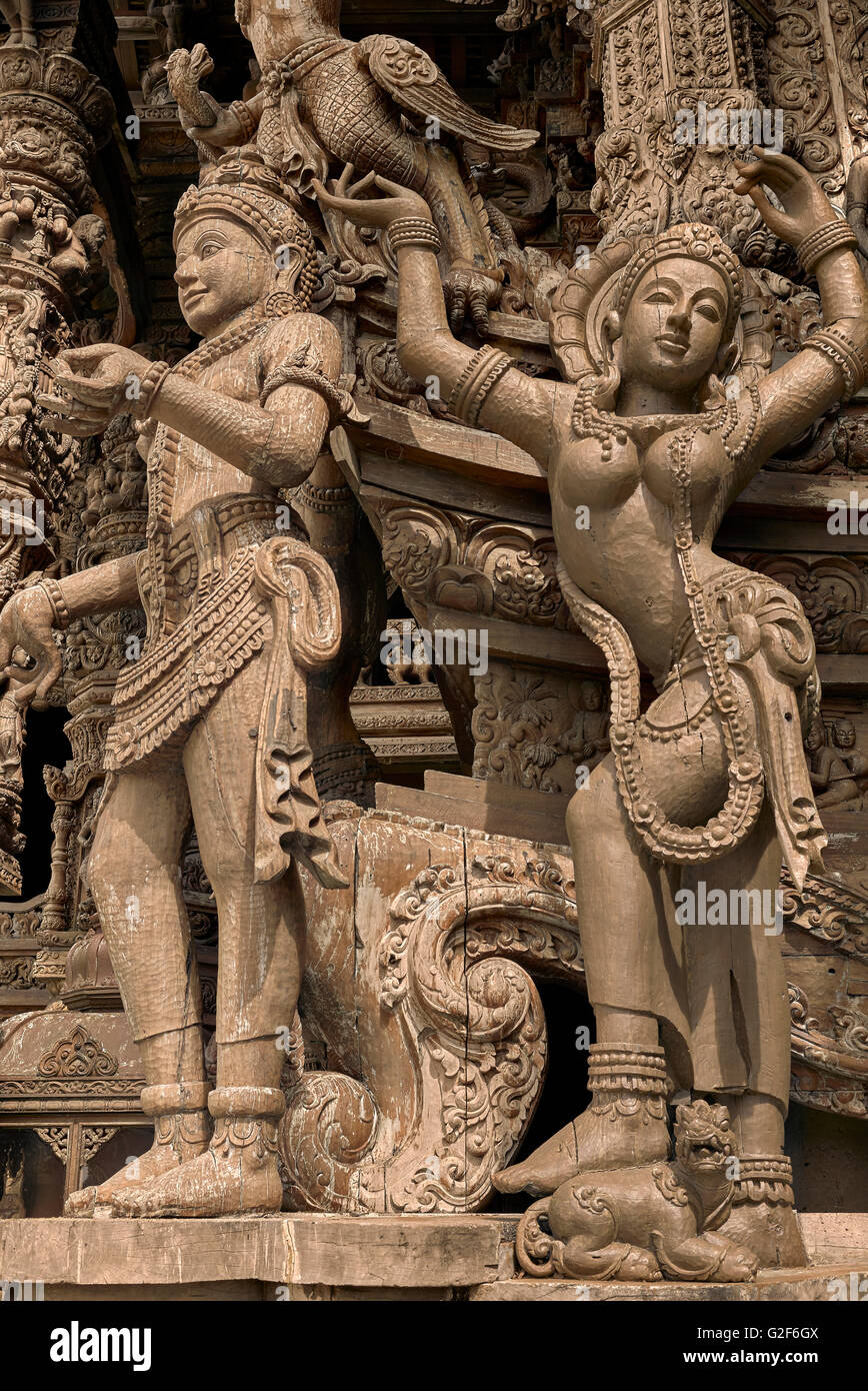 Geschnitzte Hindu-Gottheit-Statue aus Holz. Heiligtum der Wahrheit buddhistischer Hindutempel. Pattaya Thailand S. E. Asien Stockfoto