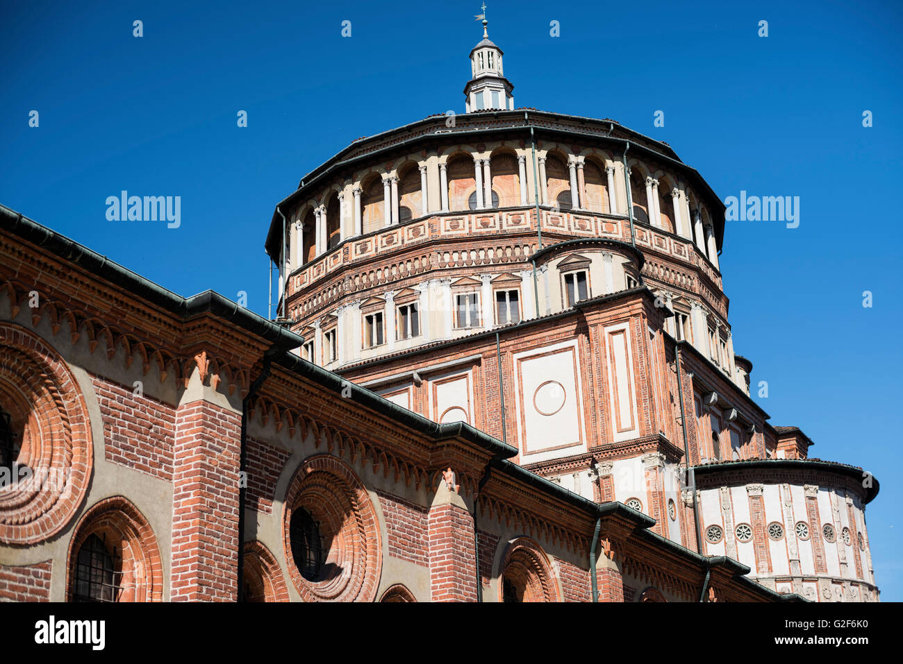 Außen von der mittelalterlichen Kirche Santa Maria Delle Grazie in Mailand (Lombardei, Italien): Seite und Kuppel Stockfoto