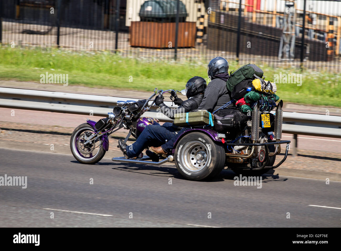 Boom Trike Motorrad Reisen entlang der Kingsway Schnellstraße in Dundee, Großbritannien Stockfoto