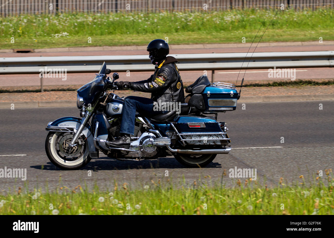 Harley Davidson Urban Classic Motorrad Reisen entlang der Kingsway Schnellstraße in Dundee, Großbritannien Stockfoto