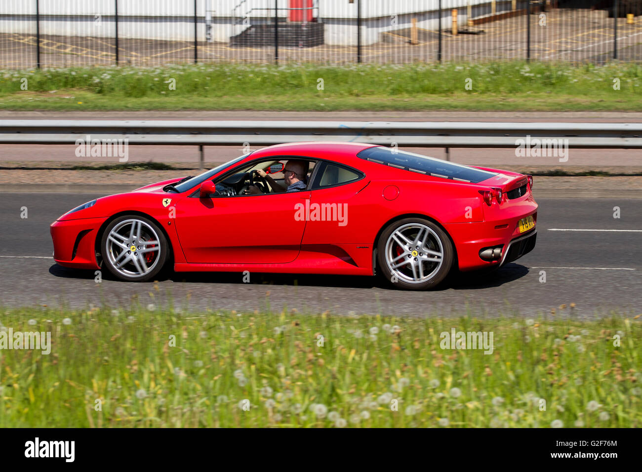 Ein roter Ferrari F430 Sportwagen Reisen entlang der Kingsway West Schnellstraße in Dundee, Großbritannien Stockfoto