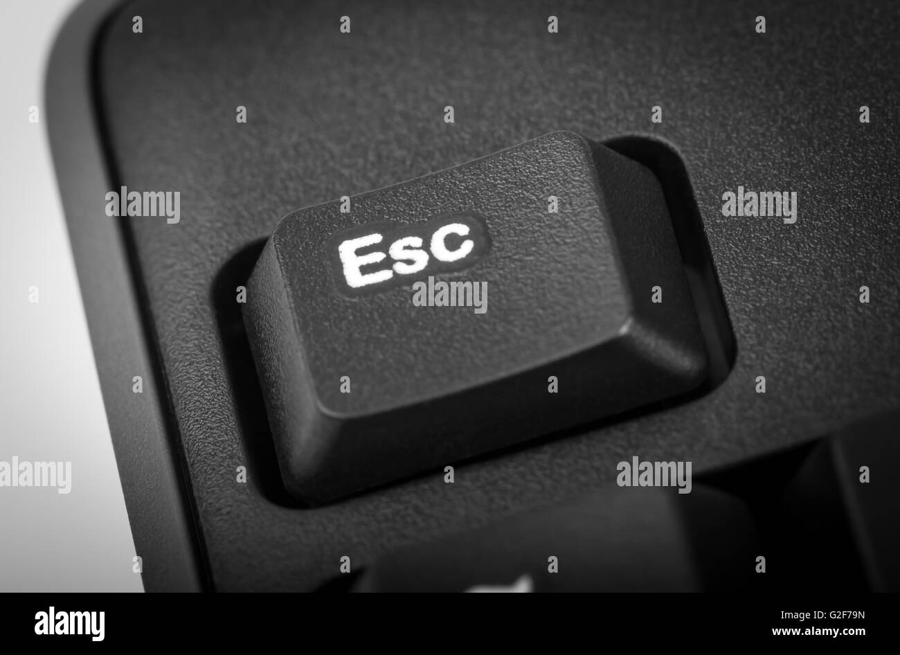 Elektronische Sammlung - Detail schwarz Computer-Tastatur. Der Schwerpunkt der Esc-Taste. Stockfoto
