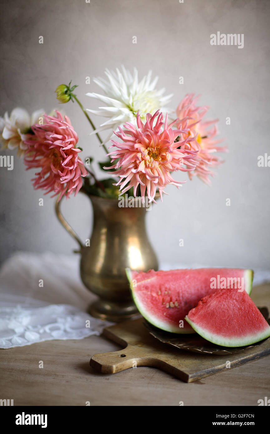 Dekorative Stillleben mit Dahlia Blumen und Wassermelone Stockfoto