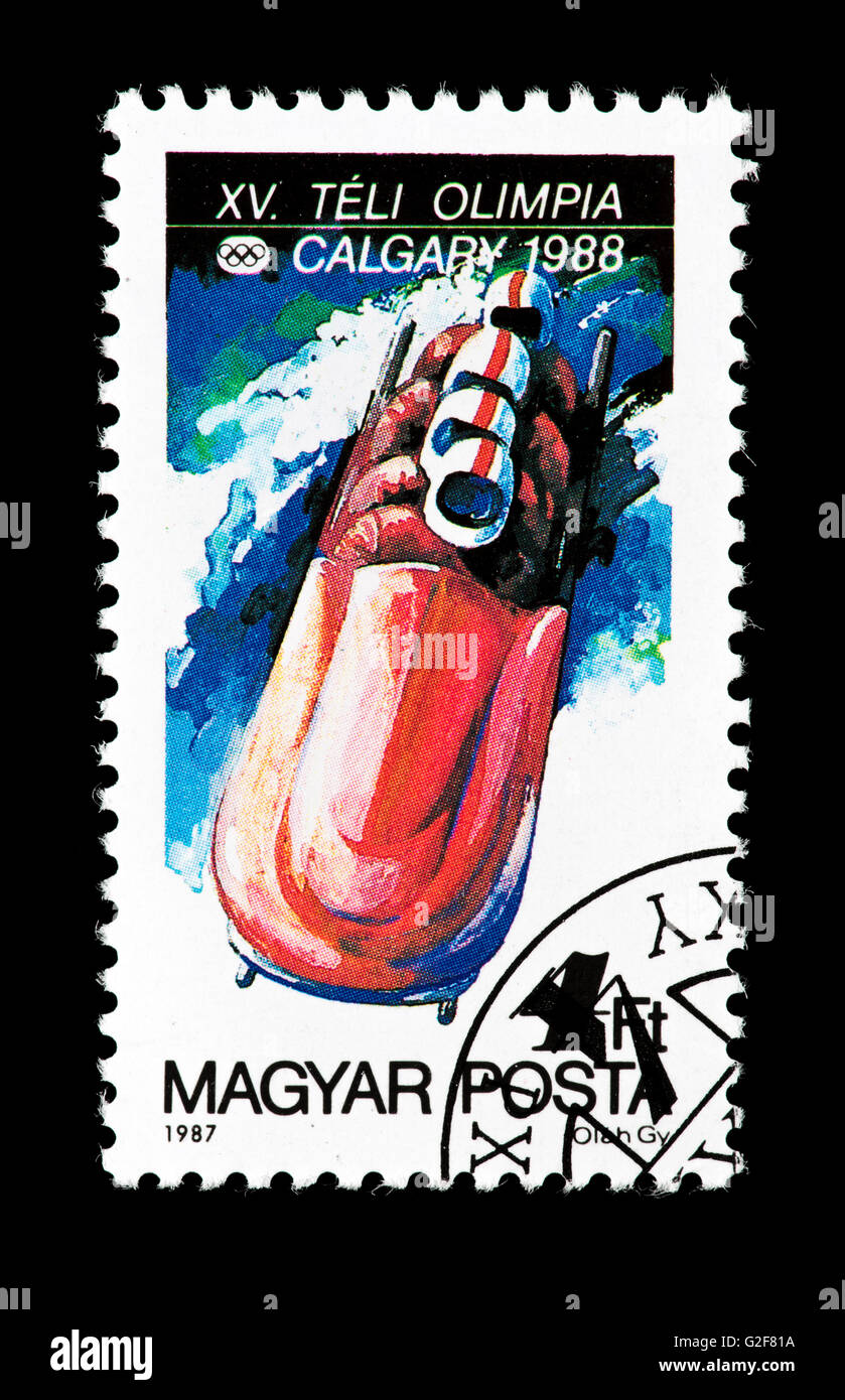 Briefmarke aus Ungarn mit einem 4-Mann Bob, ausgestellt für die Olympischen Winterspiele 1988 Calgary. Stockfoto