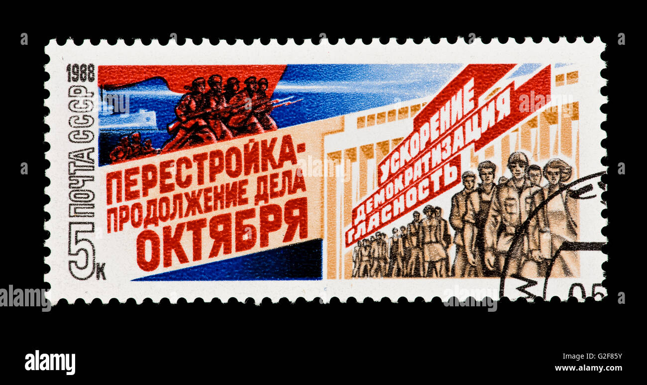 Briefmarke aus der Sowjetunion, die Darstellung des Kreuzers Aurora, revolutionären Soldaten Arbeiter und Slogans. Stockfoto