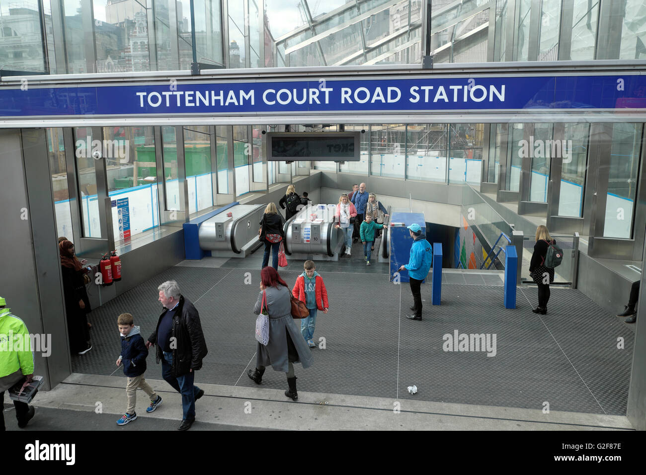 Die Leute am Eingang außen der Tottenham Court Road U-Bahn Station in London, England, UK KATHY DEWITT Stockfoto