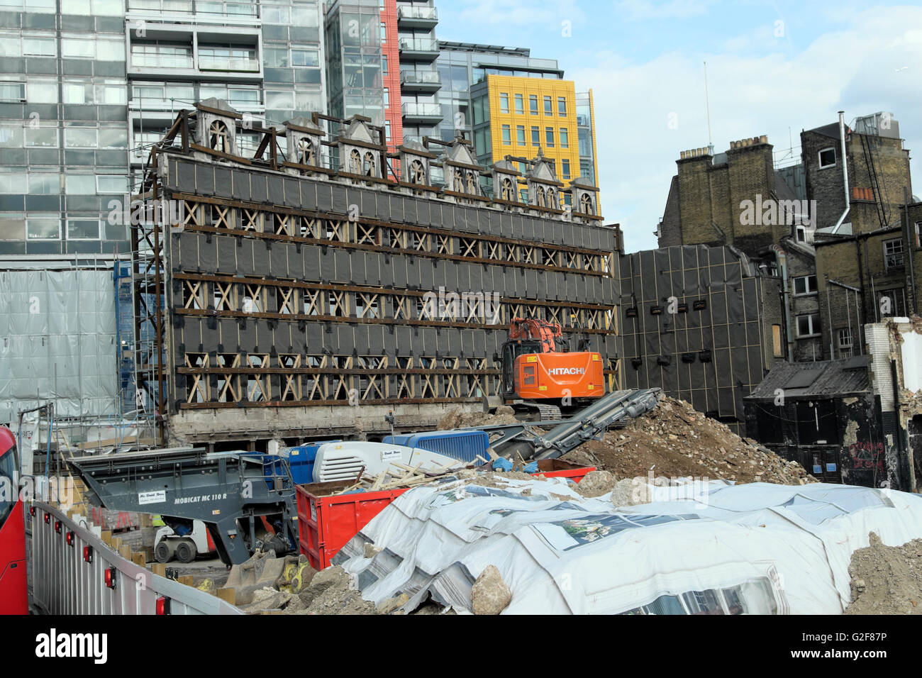 Ansicht Gebäude noch auf Abriss-Baustelle von Andrew Borde Straße in der Nähe von Tottenham Court Road mit Blick auf St. Giles Bereich London UK KATHY DEWITT Stockfoto