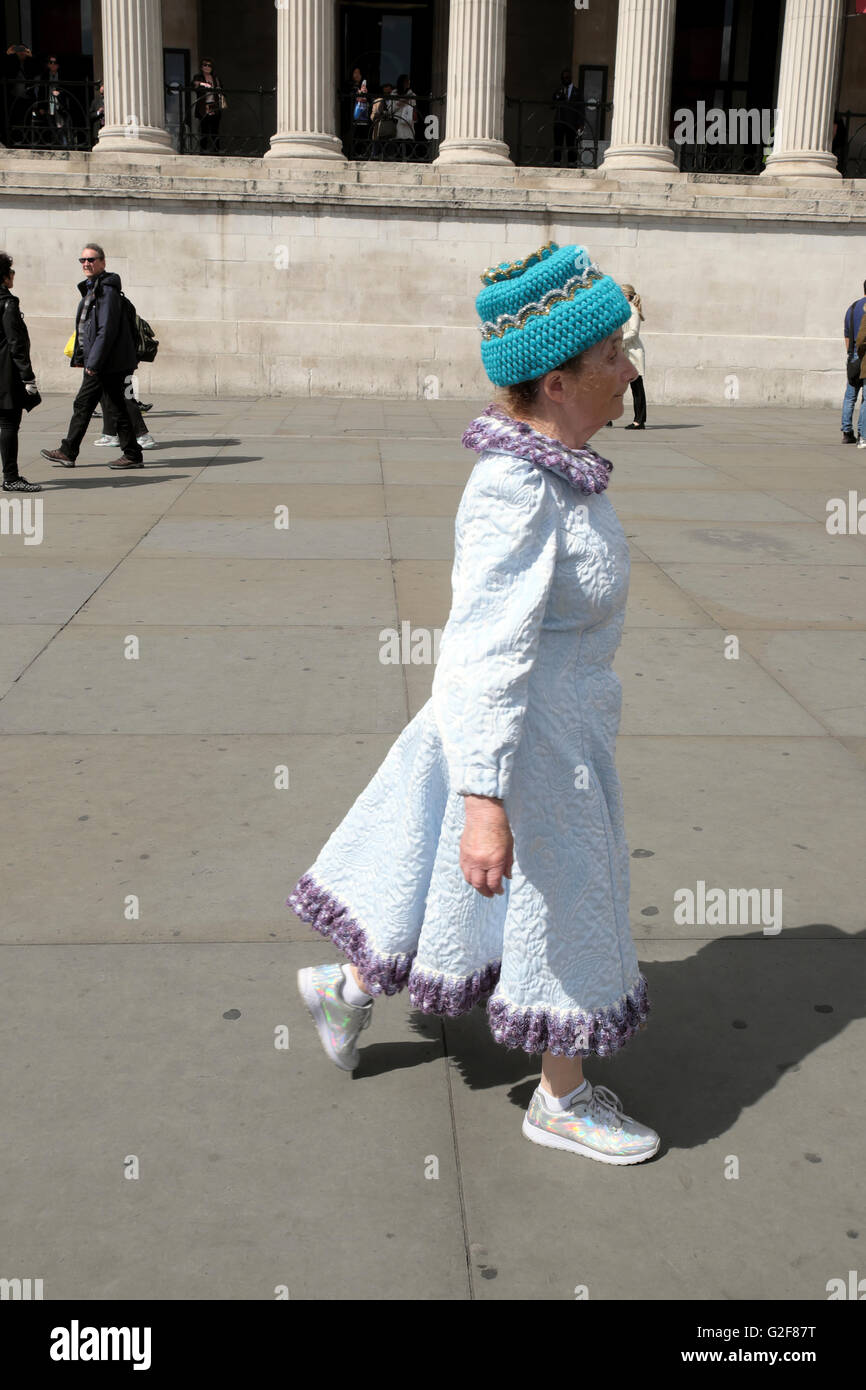 Exzentrische Frau in skurrilen Strickmütze und Steppmantel walking bestanden die National Gallery London England UK KATHY DEWITT Stockfoto