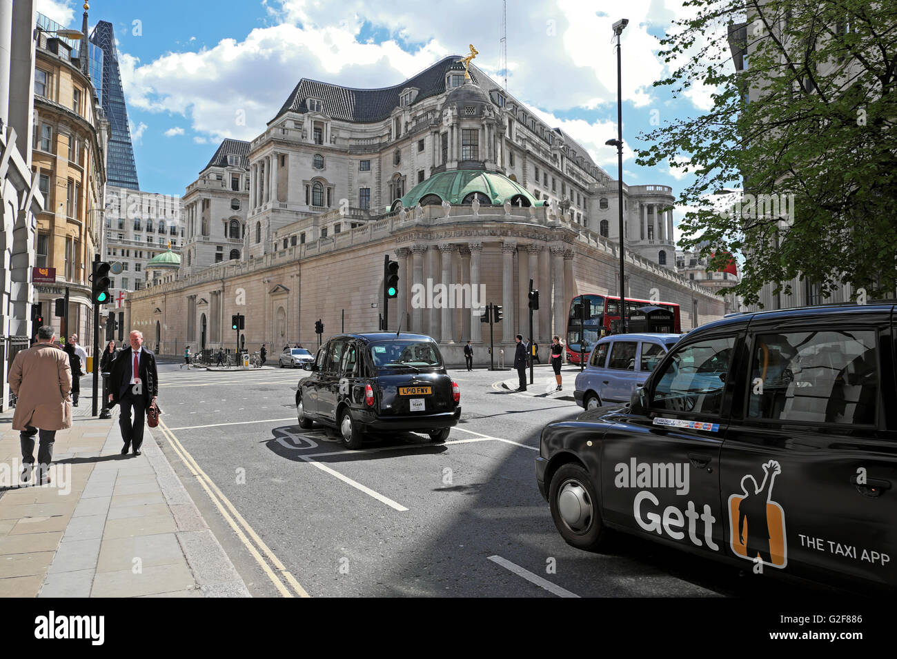 Blick auf die Bank von England, Menschen und Gett Taxi auf lothbury Straße in der City von London UK KATHY DEWITT Stockfoto