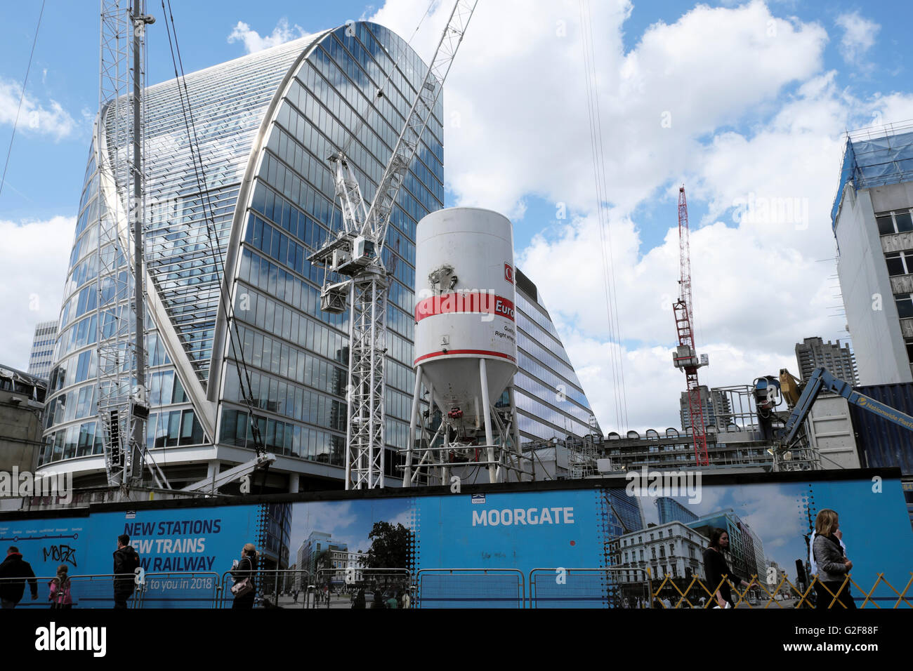 Crossrail-Baustelle und Werbetafeln an Moorgate in Stadt von London UK KATHY DEWITT Stockfoto