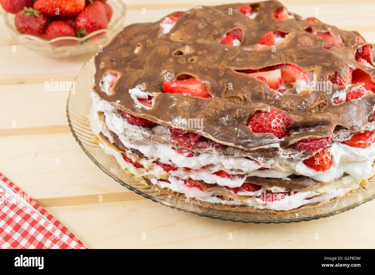 Erdbeer Torte Pfannkuchen auf einen Teller mit frischen Erdbeeren Stockfoto