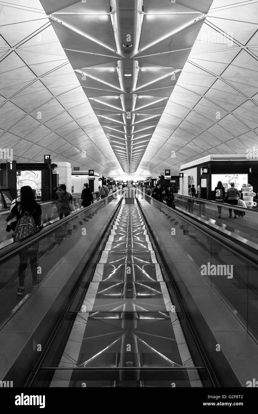 starken architektonischen Linien von Hong Kong Airport, die Decke den Boden, alles zeigt die zentralen Fluchtpunkt. Stockfoto