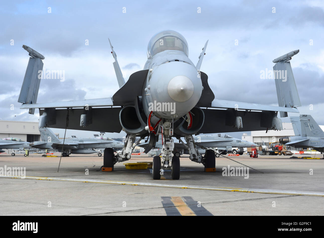 Eine F/A - 18D Hornet vom US Marine Corps VMFAT-101, auf der Rampe im Marine Corps Air Station Miramar, San Diego, Kalifornien. Stockfoto