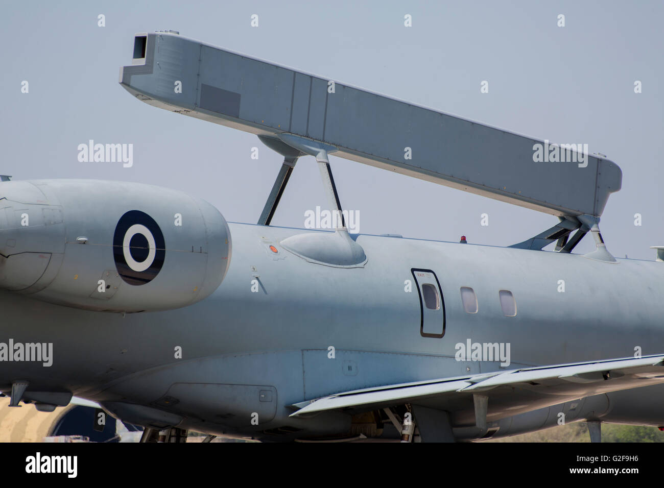 Nahaufnahme des Radars auf der Hellenic Air Force EMB-145 AWACS-Flugzeuge. Stockfoto