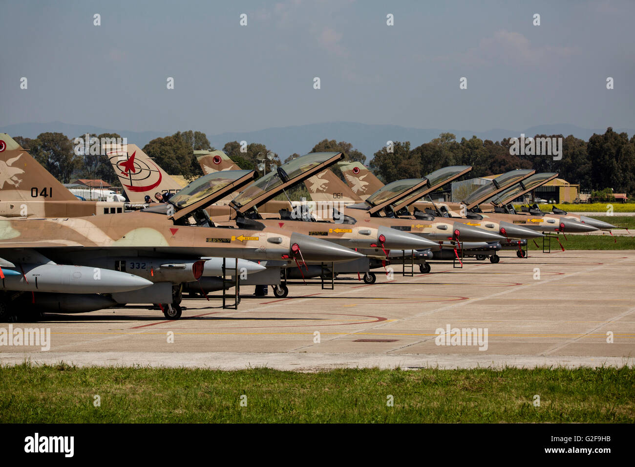 Israelische Luftwaffe f 16 der drei verschiedenen Staffeln während des gemeinsamen Trainings KARAISKAKI 2016 in Andravida, Griechenland. Stockfoto