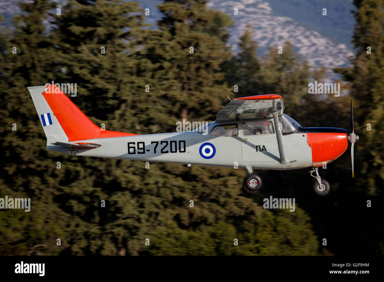 Ein Cessna T - 41D-Schulflugzeug der Hellenic Air Force fliegt über Tatoi, Griechenland. Stockfoto