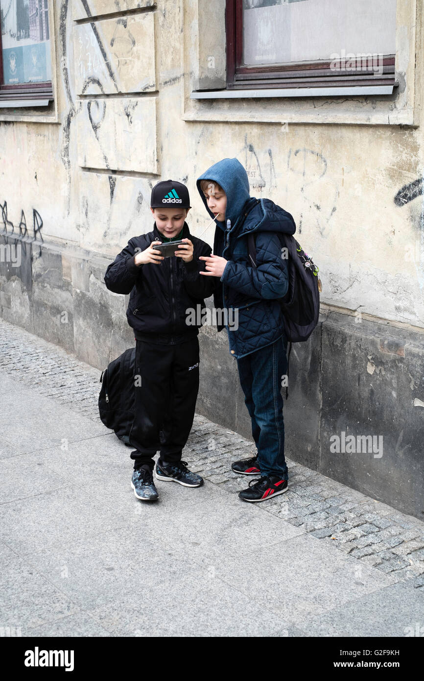 zwei jungen Warschau Bürgersteig Spiel Stockfoto