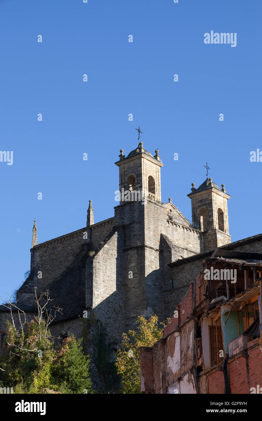 Villafranca del Bierzo, Spanien: Kloster von San Francisco mit Blick auf das Dorf. Stockfoto