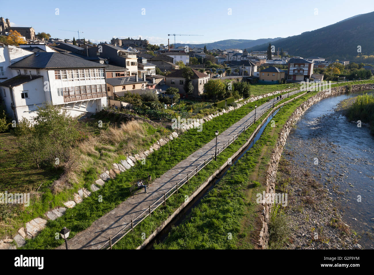 Villafranca del Bierzo, Spanien: Gehweg entlang des Rio Burbia. Stockfoto