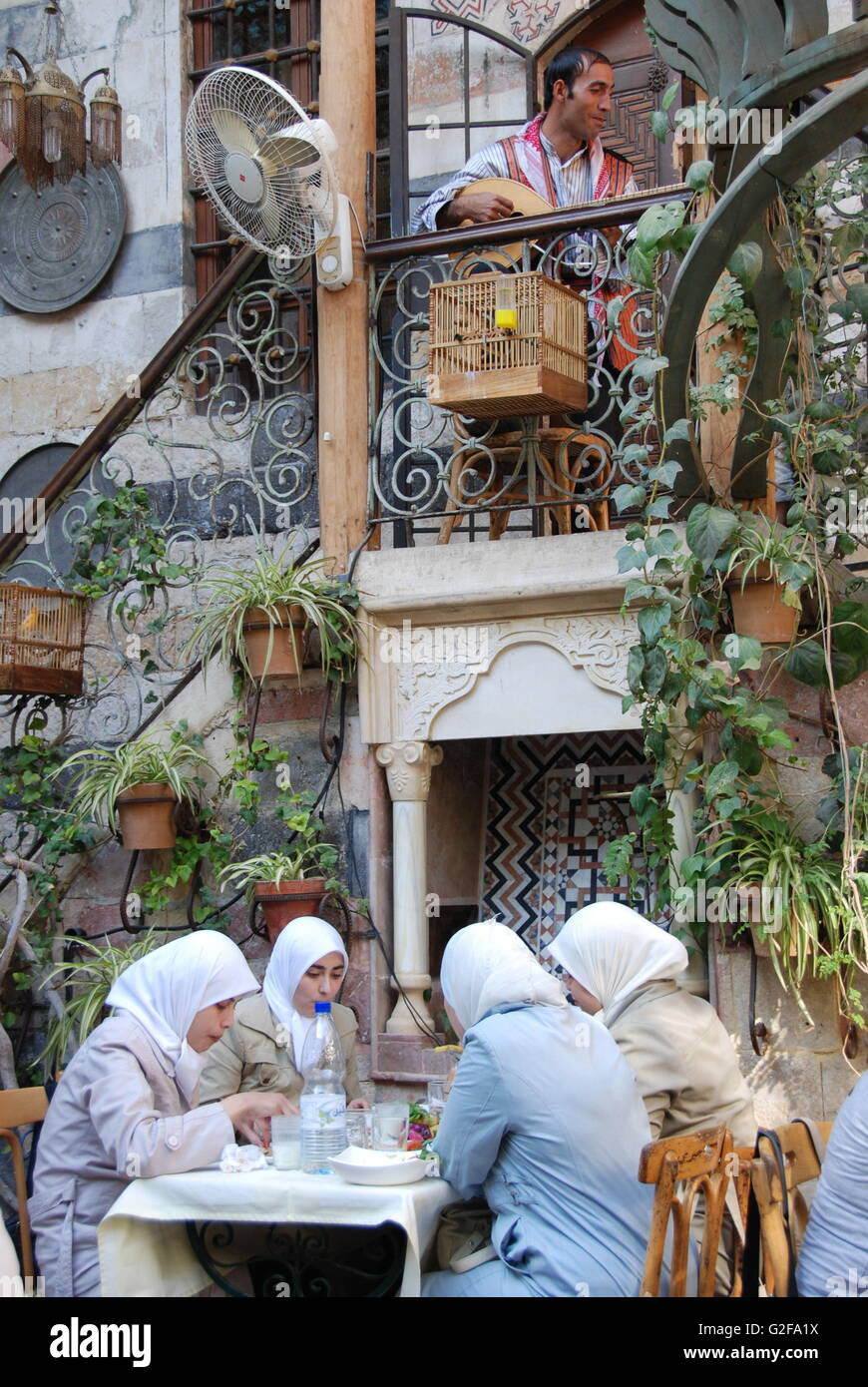Damaskus - Beit Jabri Restaurant, vier Damen Hijab zu Mittag Stockfoto