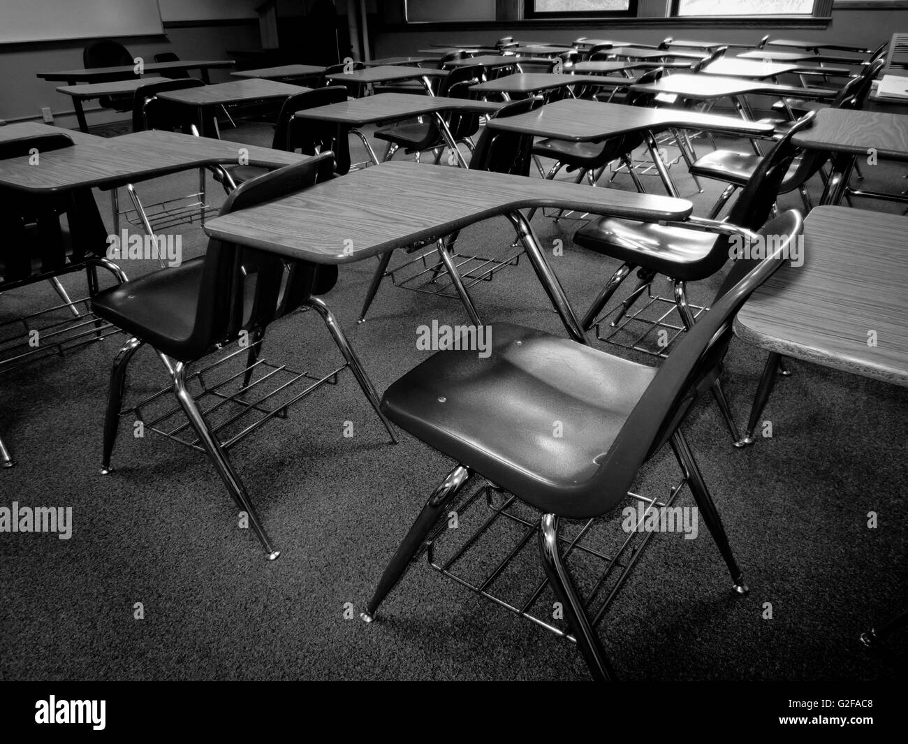 Klassenzimmer mit Reihen von Tischen Stockfoto