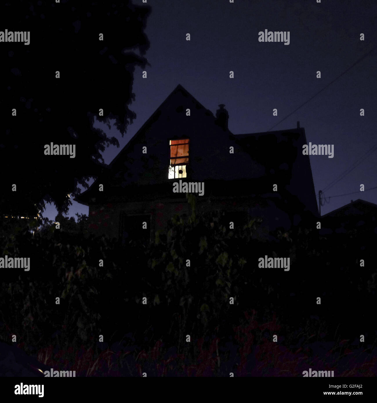 Haus in der Nacht mit Licht im Obergeschoss Stockfoto