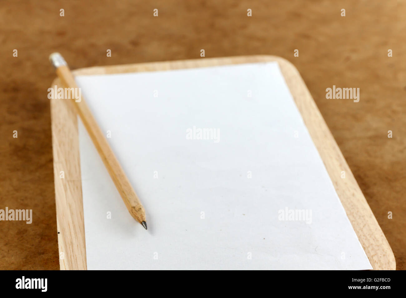 Hinweis leeres Papier und Bleistift auf den Holzrahmen. selektive front konzentrieren. Stockfoto