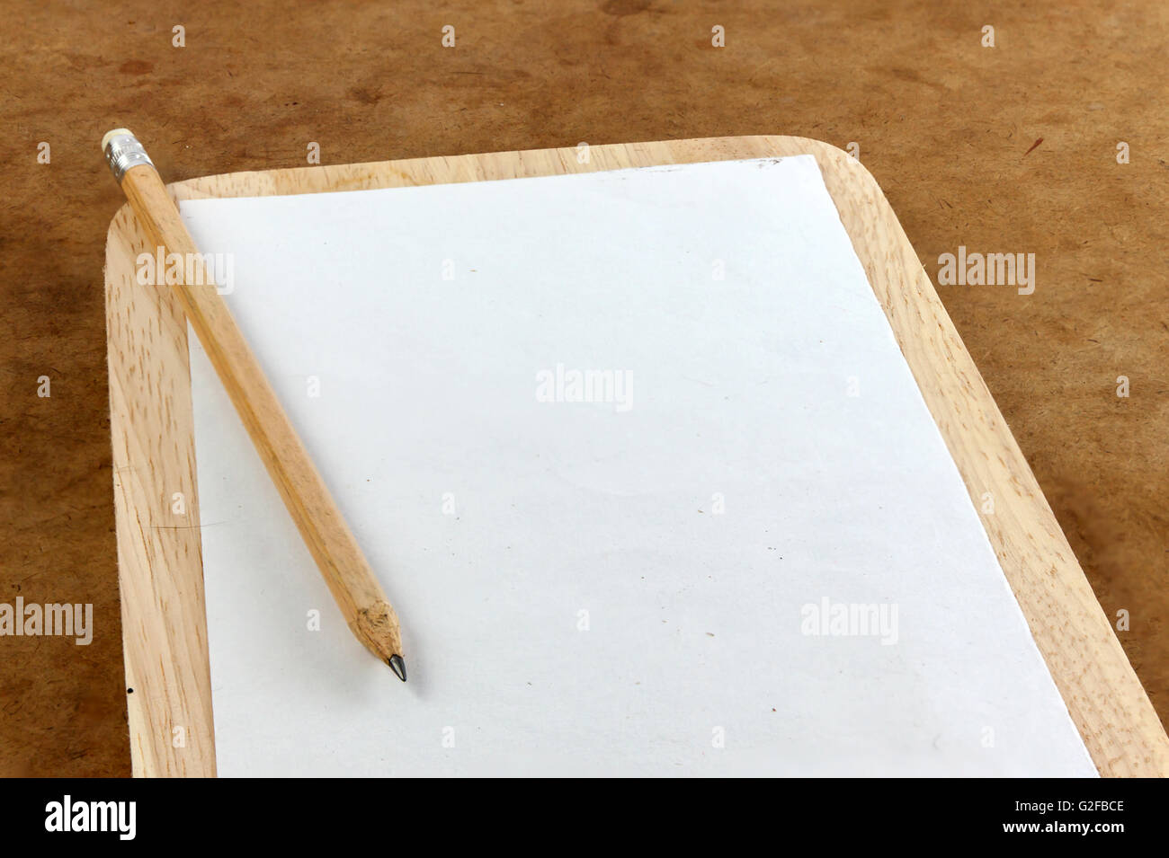Hinweis leeres Papier und Bleistift auf den Holzrahmen Stockfoto
