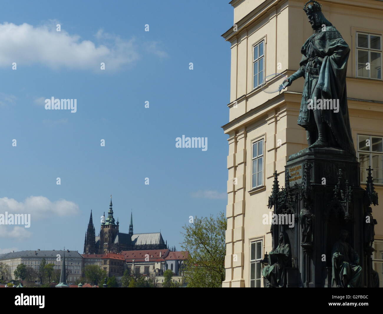 Statue von Charles IV mit Hradschin Burg Stockfoto