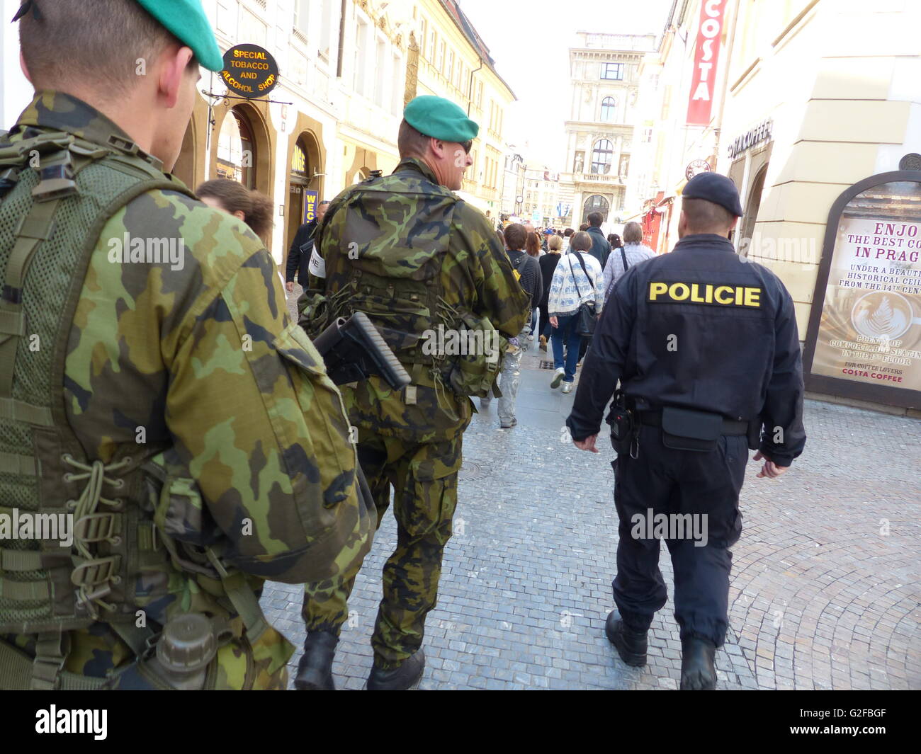 Tschechische Armee Personal Patrouillen Prager Straße mit scharfer Munition Stockfoto