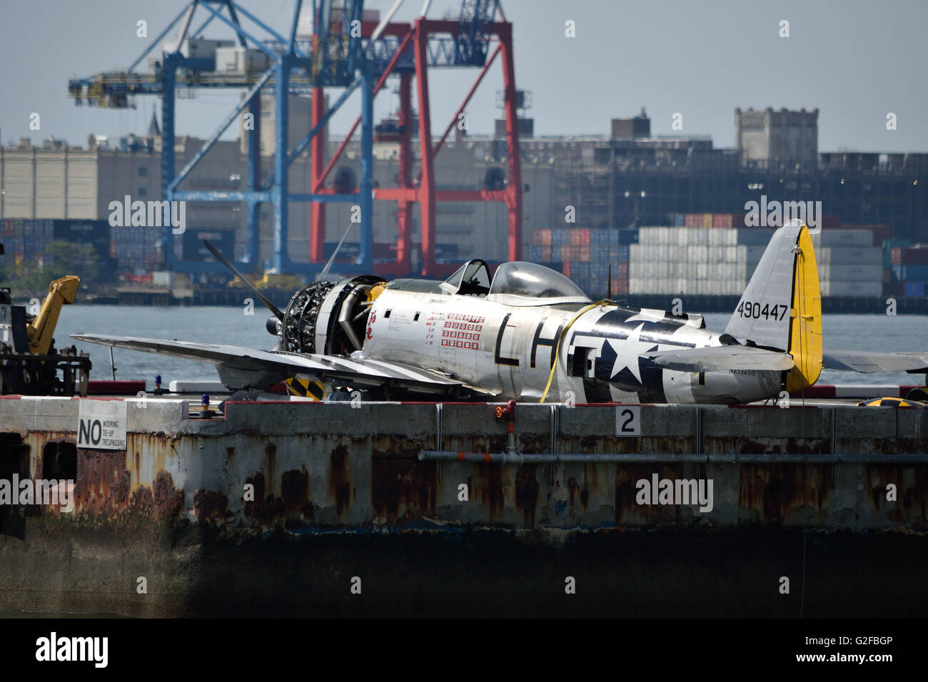 P-47 2. Weltkrieg Ära 490447 Flugzeugabsturz in Hudson River vorübergehend an Pier 6. Stockfoto