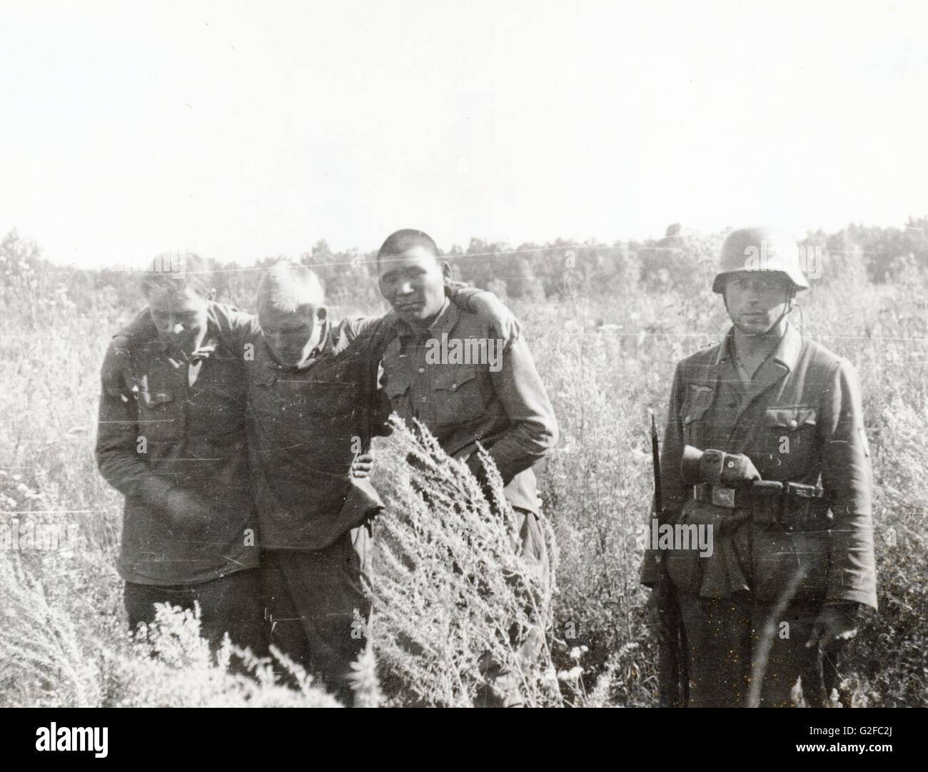 Deutscher Soldat mit russischen Kriegsgefangenen russischen Front 1941 Stockfoto