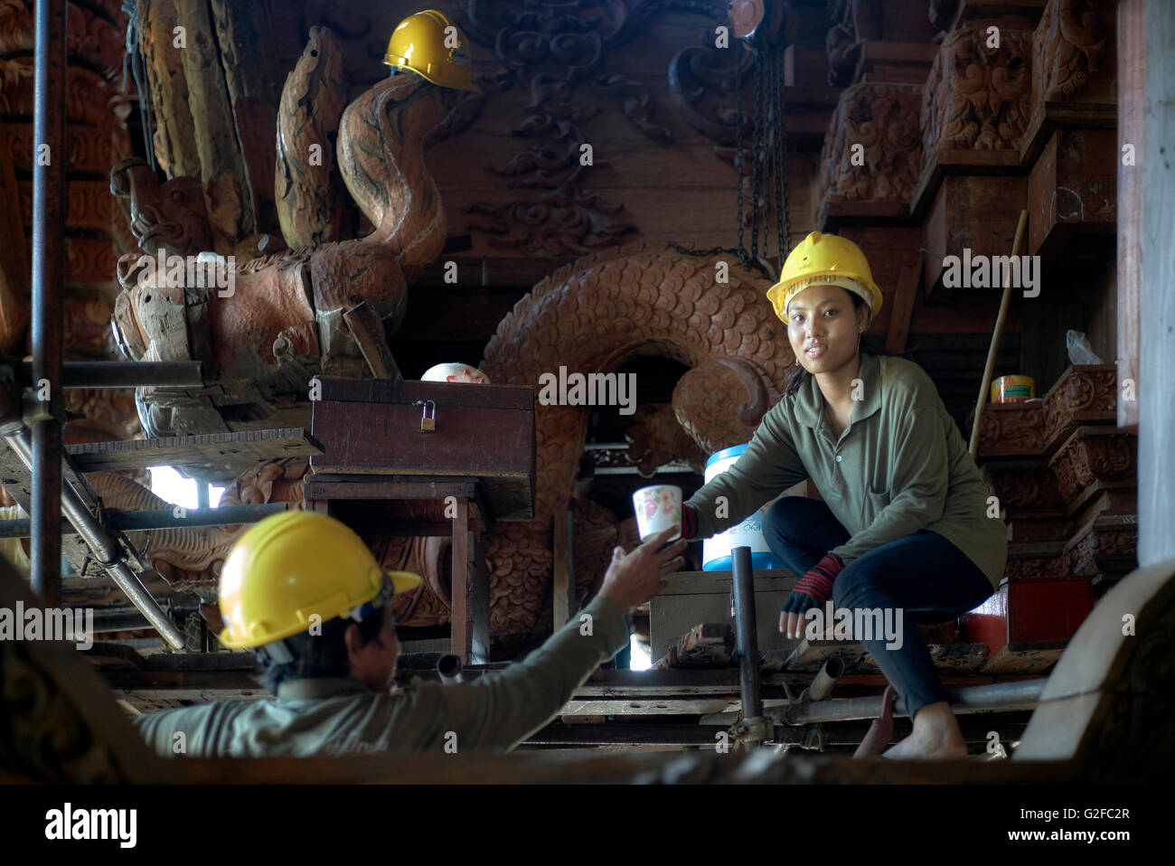 Woman - Hut. Baustellenarbeiterin für Frauen mit männlichem Gegenstück. Heiligtum der Wahrheit (Prasat SUT Ja-Tum) Pattaya Thailand S. E. Asien Stockfoto