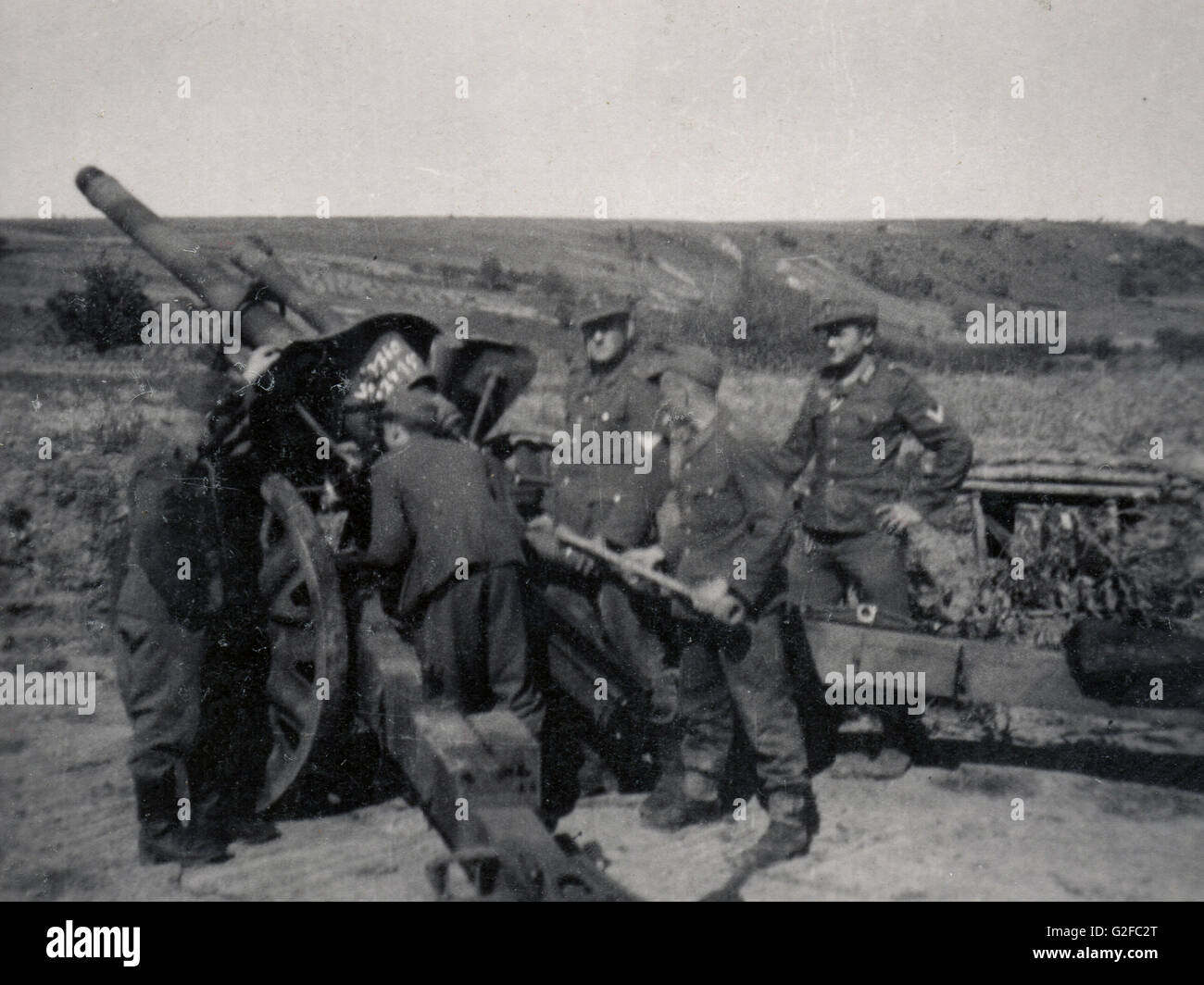 Deutsche Soldaten laden eine Artillerie-Kanone an der russischen Front 1943 Stockfoto