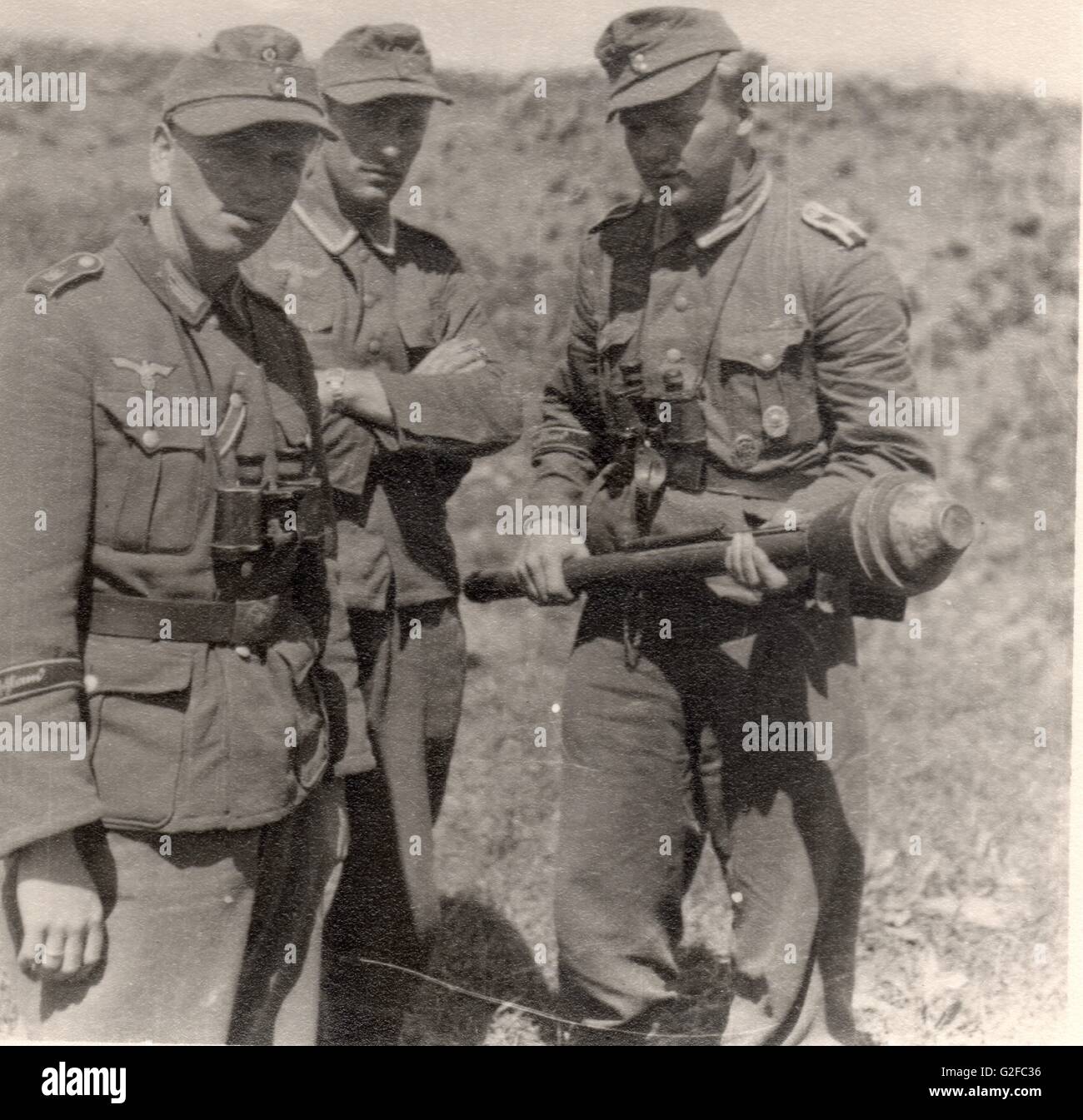 Soldaten der Wehrmacht mit einer Panzerfaust an der russischen Front 1944 Stockfoto